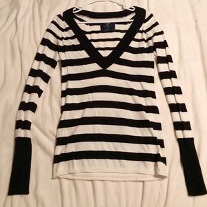 V-neck American Eagle sweater